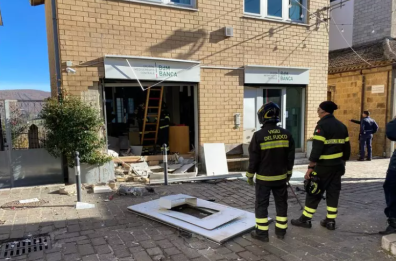 Fanno esplodere bancomat BdM nel Potentino e fuggono con un bottino da 30mila euro: caccia ai ladri