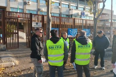 A Foggia il sindacato di polizia protesta davanti alla Questura: «Serve più personale» A Foggia il sindacato di polizia protesta davanti alla Questura: «Serve più personale»