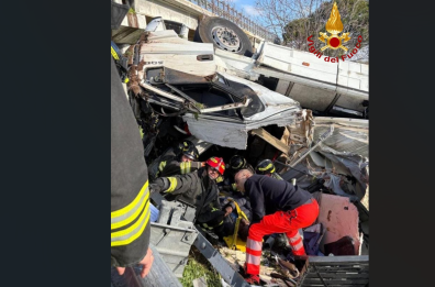 Modugno, tir finisce fuori strada: camionista estratto dalle lamiere dai vigili del fuoco in codice rosso Modugno, tir finisce fuori strada: camionista estratto dalle lamiere dai vigili del fuoco in codice rosso