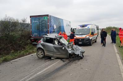 Apricena, auto si scontra contro un camion sulla provinciale 38: muore sul colpo la 34enne alla guida FOTO Apricena, auto si scontra contro un camion sulla provinciale 38: muore sul colpo la 34enne alla guida FOTO