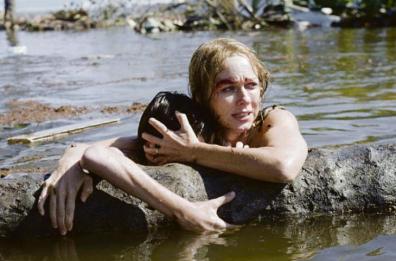 Dalla tragedia alla speranza, uno tsunami in Thailandia sconvolge la vacanza familiare Dalla tragedia alla speranza, uno tsunami in Thailandia sconvolge la vacanza familiare