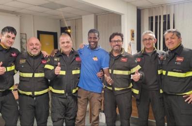 Salvato dopo essersi ribaltato con il tir a Modugno, va in caserma dai vvf per ringraziarli: «Non ce l'aspettavamo» Salvato dopo essersi ribaltato con il tir a Modugno, va in caserma dai vvf per ringraziarli: «Non ce l'aspettavamo»