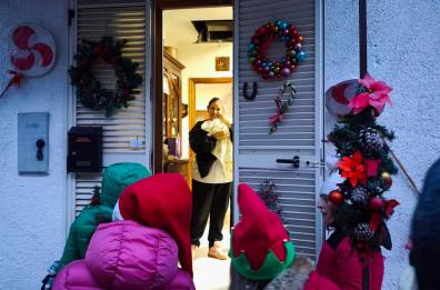 Celle San Vito,  nel comune pi&ugrave; piccolo di Puglia la sindaca consegna doni ad anziani e bambini
