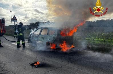 Auto in corsa prende fuoco sulla provinciale Mesagne-Tuturano: i vigili del fuoco salvano la persona a bordo