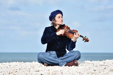 Da Ruvo le «Picche Cause» di Natalia Abbascià: voce e violino in dialogo per raccontare identità, radici e presente Da Ruvo le «Picche Cause» di Natalia Abbascià: voce e violino in dialogo per raccontare identità, radici e presente