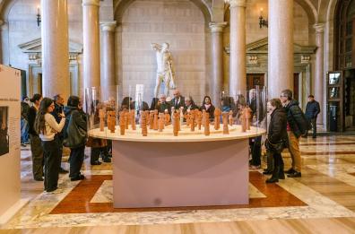 Bari, nel colonnato di palazzo di Citt&agrave;  inaugurato dal sindaco il presepe arcaico di Spizzico 