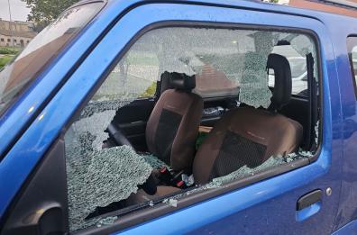 Foggia, un masso sfonda i vetri dell'auto del responsabile provinciale del WWF  /FOTO