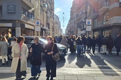 &Egrave; corsa ai regali nel giorno del solstizio d'inverno: su via Sparano impazza lo shopping natalizio dei baresi FOTO