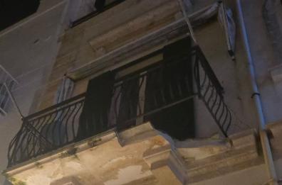 Paura a Polignano, cade un pezzo di un balcone su un&rsquo;auto: nessun ferito 