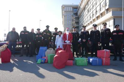 Al Fazzi di Lecce i Carabinieri portano regali e sorrisi ai bimbi in Pediatria
