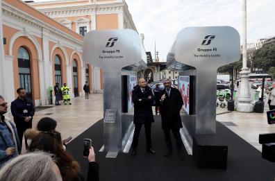 Bari, in stazione un'installazione sui cantieri ferroviari pugliesi: &laquo;Qui la flotta tra le pi&ugrave; giovani d'Europa&raquo;