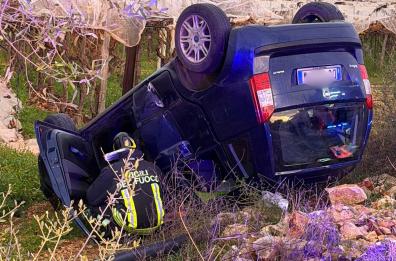 Auto esce fuori strada sulla Conversano-Putignano e si ribalta: ferita una donna