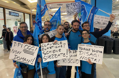 A Casamassima il sit-in dei lavoratori Primark: «Negato anche il tempo per bere l’acqua» A Casamassima il sit-in dei lavoratori Primark: «Negato anche il tempo per bere l’acqua»