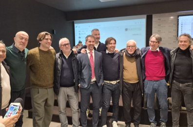 L’«abbraccio» a Protti. La «Bari 93» fa subito gol L’«abbraccio» a Protti. La «Bari 93» fa subito gol