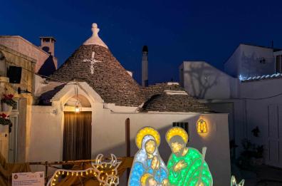 Alberobello si illumina di luce e speranza: tornano il Presepe Vivente e il Presepe di Luce FOTO/VIDEO