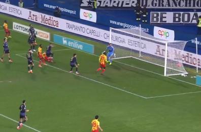 Lecce-Como, decide Douvikas nel finale: 0-3 al Via Del Mare. La furia di Di Francesco: &laquo;Pretendo rispetto. Sul gol di Paz c'era fallo&raquo;