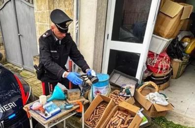 Monteroni, scoperto laboratorio di botti illegali: arrestato un 55enne