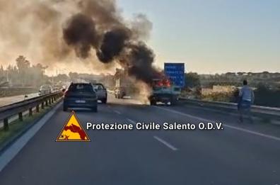Maglie, furgone prende fuoco sulla statale per avaria al motore: lunghe code e disagi al traffico