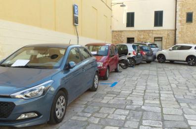 Brindisi, pi&ugrave; strisce blu per tutti: ed esplode lo scontro politico