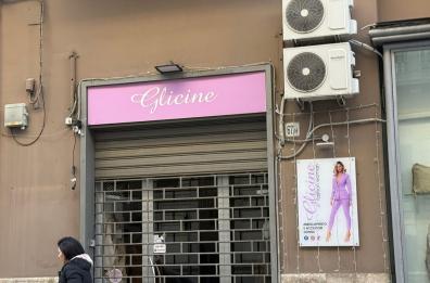 Bari, a Madonnella il ladro di luci natalizie (con tanto di scaletta): il furto fuori da un negozio di abbigliamento