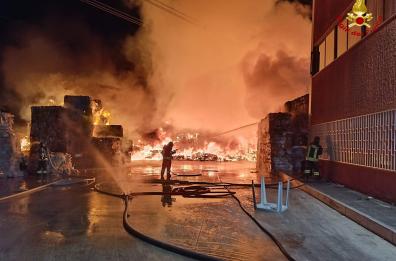 Incendio alla GM Service di Palo del Colle, chiusa per 7 giorni la statale 96: ecco tutte le deviazioni