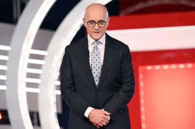 Dopo le accuse di Corona, Alfonso Signorini indagato per violenza sessuale ed estorsione