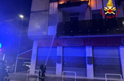 Brindisi, fuochi d'artificio mandano in fiamme fioriere in viale Aldo Moro: l'intervento dei vigili del fuoco

