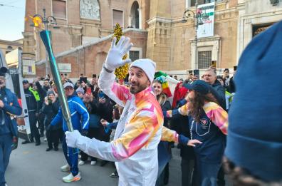 Milano Cortina: la Fiamma olimpica nel giorno di Capodanno a Foggia, Samele &egrave; il tedoforo