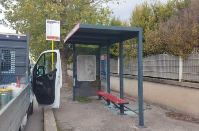 Taranto, ridotta in frantumi la vetrata della pensilina alla fermata dei bus nella borgata di Talsano