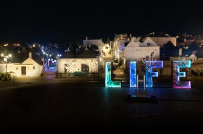 Arte e luce per il pianeta: il LI.FE. Festival trasforma Alberobello in un museo a cielo aperto