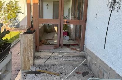 Manfredonia, ignoti fanno esplodere bomba carta davanti a un ristorante: &laquo;Andiamo avanti&raquo;