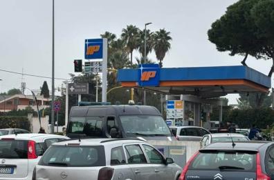 Bari, investita da un'auto in via Giulio Petroni: 76enne ricoverata in codice rosso