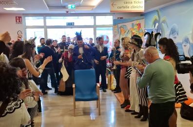 Bari, arriva la Befana a dispensare doni ai piccoli pazienti dell'ospedale Giovanni XXIII FOTO 