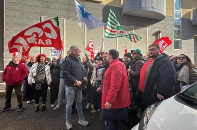 &laquo;Noi, sostituiti dall'IA&raquo;: i lavoratori call center Enel di Bari protestano in piazza
