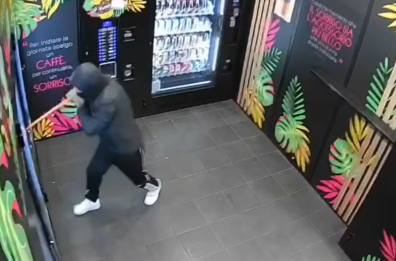 Taranto, arrestato il ladro seriale degli H24: in via Dante ha minacciato la titolare con un piede di porco VIDEO