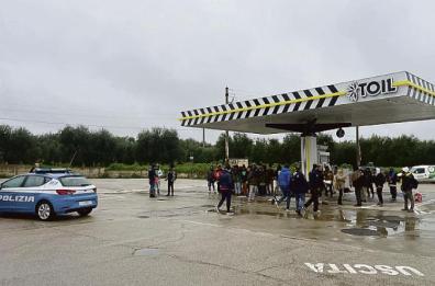 Canosa, l'incendio nel centro migranti: &laquo;Abbiamo salvato 91 persone, ma non chiamateci eroi&raquo;
