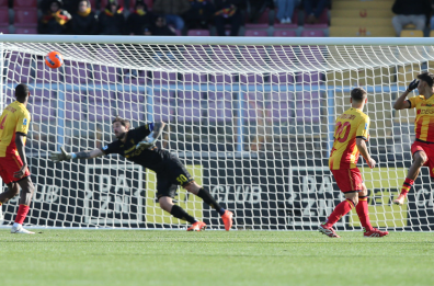 Lecce sprint, poi il Parma sorpassa. I giallorossi finiscono in 9 