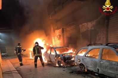 Bitonto, incendio nel centro storico nella notte: tre auto parcheggiate distrutte,  palazzine evacuate