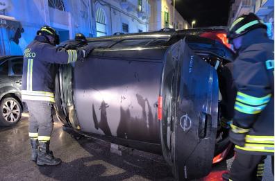 Molfetta, poco dopo mezzanotte auto si ribalta in pieno centro: illesi i quattro ragazzi a bordo