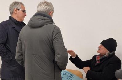 Canosa, si incatena davanti all'ex ospedale: &laquo;Non eliminare assistenza notturna&raquo;. L'incontro con il sindaco Malcangio