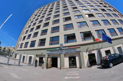 Bari, scoperti in casa a Carrassi con un'arma da guerra: assolti due genitori di un pregiudicato