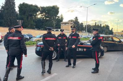 Bari, auto non si ferma all'alt, i carabinieri inseguono e sparano in aria: fermato un uomo VIDEO 