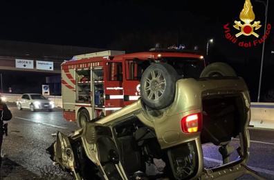 Incidente sulla statale 613 a Lecce, auto si ribalta: una donna in codice rosso