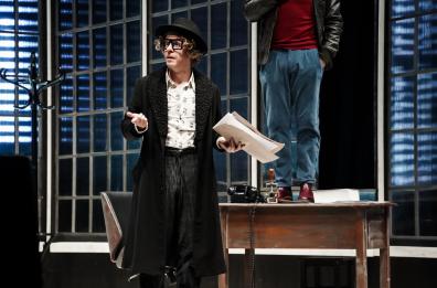 &laquo;Morte accidentale di un anarchico&raquo;, la risata storta del Matto di Lodo Guenzi tra satira e politica