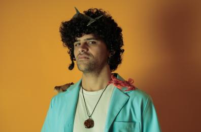 Nuotare per ritrovarsi tra comunit&agrave; e radici: l'esordio di De.Stradis &egrave; &laquo;Appartengo al mare&raquo;