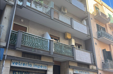 Bari, un palazzo di via Dalmazia a rischio crollo. Il Tribunale: &laquo;Sgomberate quella vetreria&raquo;