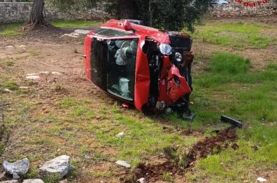 Scontro sulla Monopoli-Castellana Grotte, auto finisce fuori strada e si ribalta