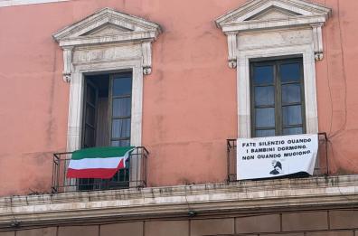 Bari, il sindaco espone la bandiera iraniana a Palazzo di Citt&agrave;: &laquo;Vicini a un popolo che lotta&raquo;. E gli studenti scendono in piazza