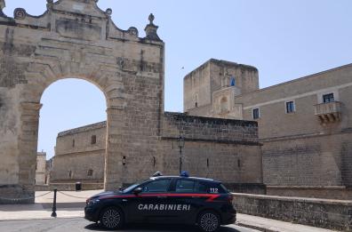 Minaccia genitori con pistola ad aria compressa, arrestato 36enne a Copertino