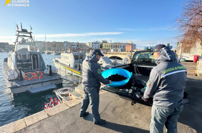 Gallipoli, la Guardia di Finanza sequestra 400 ricci di mare e pescato illegale nella spiaggia della Purit&agrave; FOTO